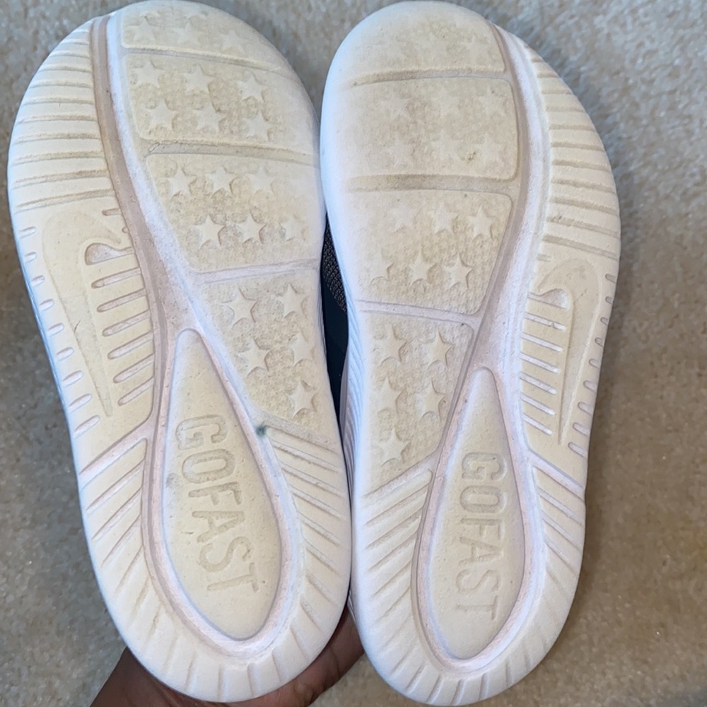 NIKES - Picture 4 of 5